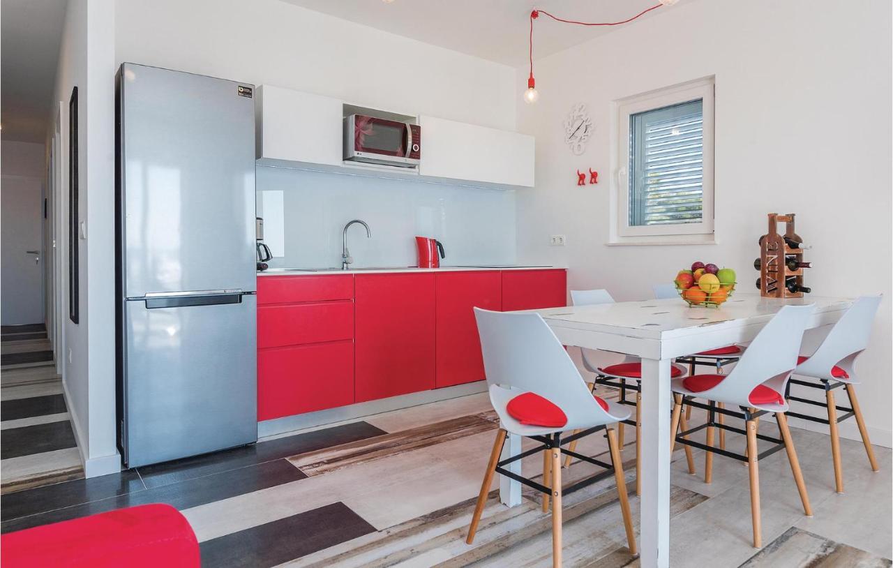 Cozy Apartment In Brodarica With Wifi ภายนอก รูปภาพ
