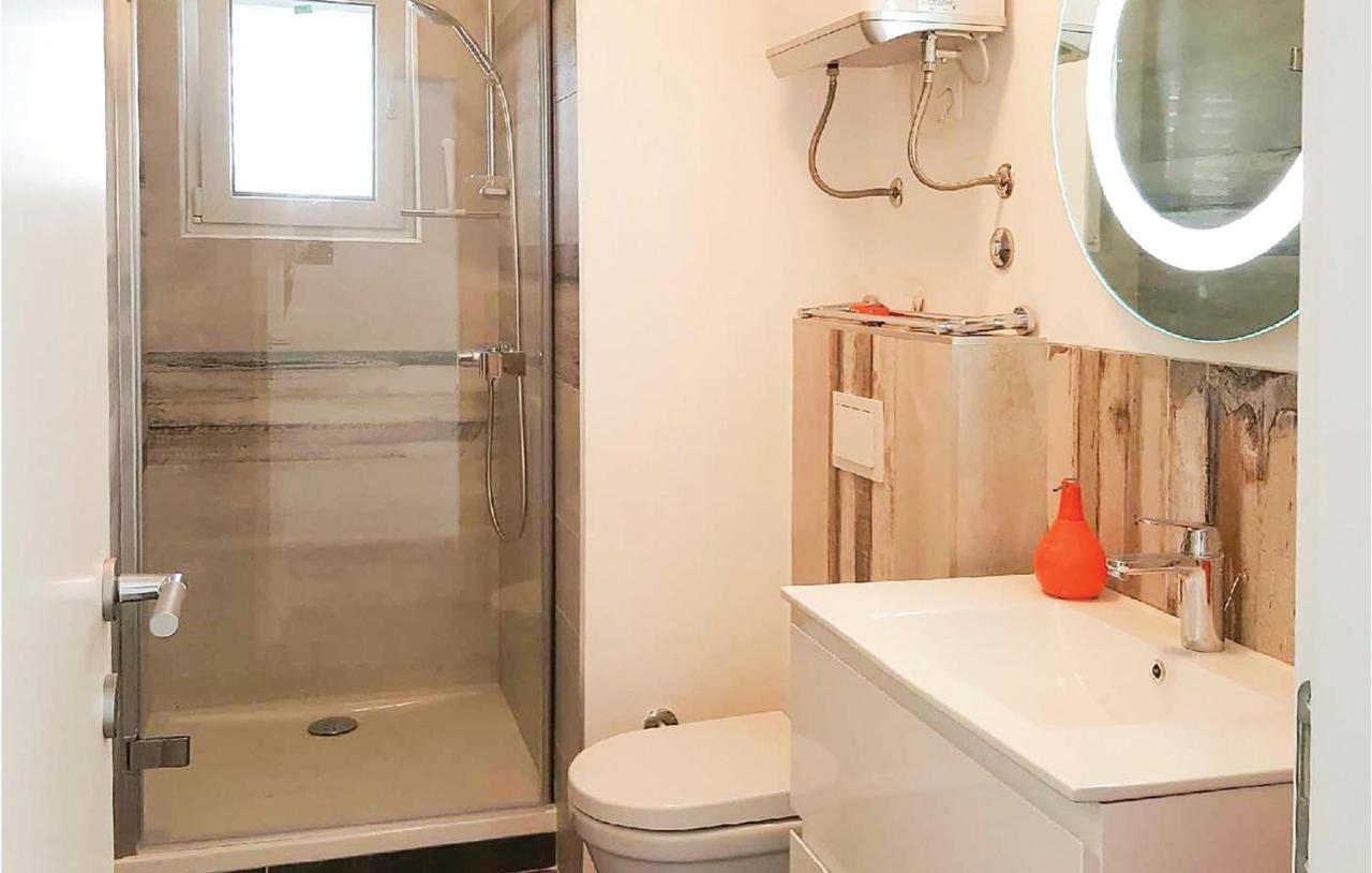 Cozy Apartment In Brodarica With Wifi ภายนอก รูปภาพ