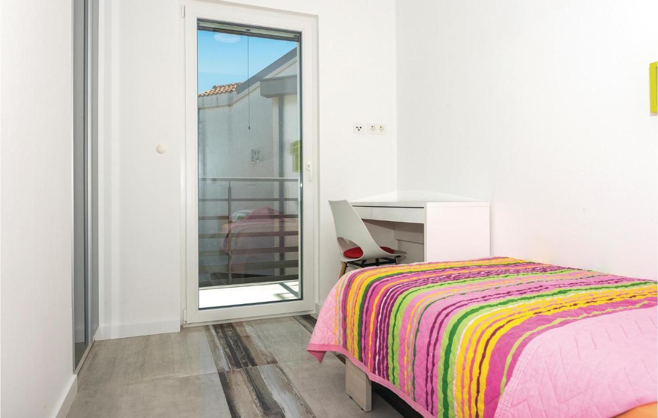 Cozy Apartment In Brodarica With Wifi ภายนอก รูปภาพ