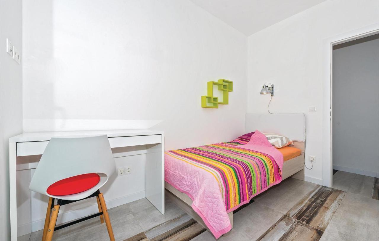 Cozy Apartment In Brodarica With Wifi ภายนอก รูปภาพ