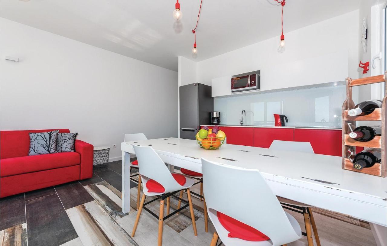 Cozy Apartment In Brodarica With Wifi ภายนอก รูปภาพ