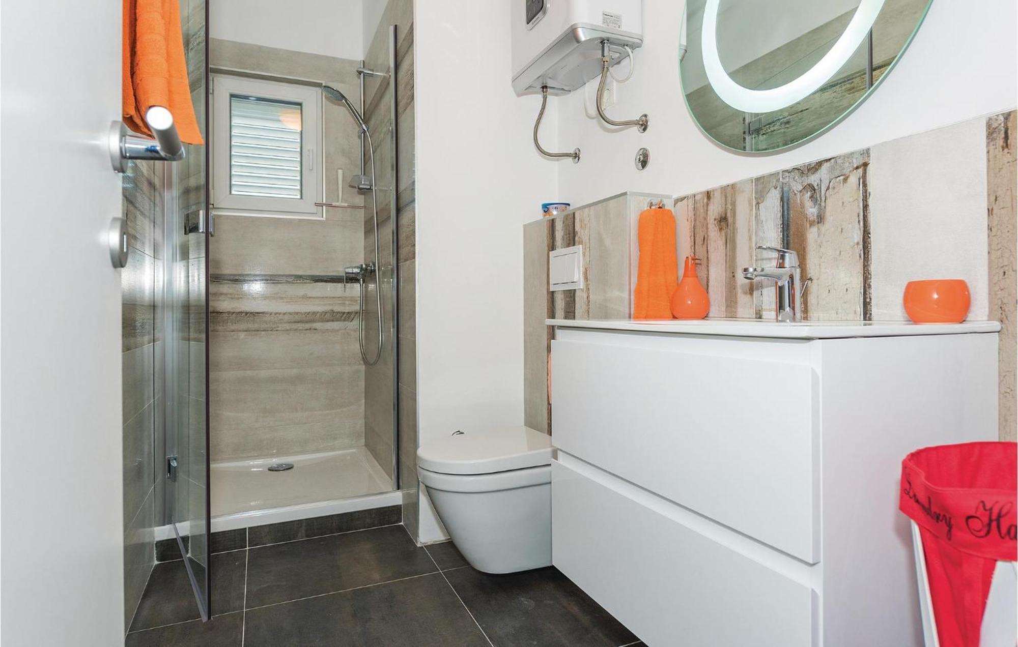 Cozy Apartment In Brodarica With Wifi ภายนอก รูปภาพ