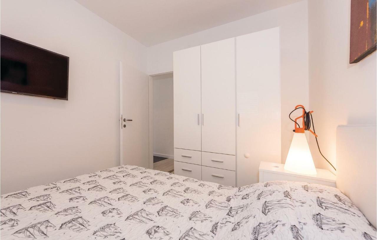 Cozy Apartment In Brodarica With Wifi ภายนอก รูปภาพ